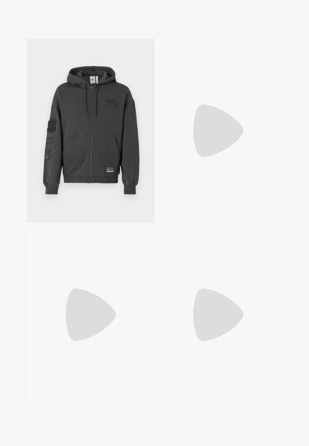 Grå zip-up hoodie gjord av mjukt tyg. Har en huva, ribbade ärmslut och två tryckta logotyper på bröstet och ärmen. Design med vanlig passform.; Två kortärmade t-shirts, en vit och en svart, med design i hög hals tillverkade av mjukt bomullsmaterial.; Marinblå, raka byxor i bomull. Har knappstängning fram och en subtil textur, med sidofickor och bälteshällor.; Svartvita sneakers med ovandel i mocka och läder, med tre vita ränder, perforerad tå och sula av gummigummi.