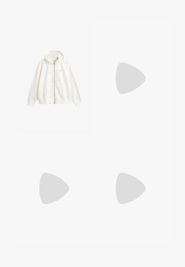 Balta zip-up džemperis, pagamintas iš minkštos medžiagos, su kišenine gobtuvu, dviem priekinėmis kišenėmis ir mažiu logotipu kairėje krūtinės pusėje.; Šviesiai rožinė polo maršina, pagaminta iš medvilnės, su klasikiniu apykakle, trimis sagutėmis ir išsiuvinėtu logotipu krūtinėje. Trumpomis rankovėmis.; Calvin Klein džinsai, aukšto juosmens baltos džinsinės kelnės, tiesios kojos, tekstūruota apdaila, penkios kišenės, sidabriniai detalės, vintage dizainas.; Balti odiniai sportbačiai su apvalia nosimi, plokščiu padu ir juodu kulno akcentu. Šone yra juoda Calvin Klein logotipo detalė ir iškilmingas prekės pavadinimas.