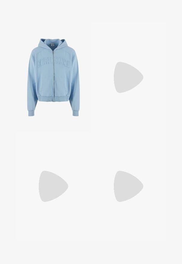Light blue zip-up hoodie made of soft fabric, featuring a large embroidered "KARL KANI" logo on the chest, front pockets, and ribbed cuffs.; Black short-sleeved T-shirt made of cotton. Features a crew neckline and a relaxed fit with a smooth texture and no patterns or embellishments.; Carhartt WIP SINGLE KNEE CAMANO - Denim shorts - blue; Red suede sneakers with white accents, featuring textured material, round toe, and a gold logo on the side, worn with black pants.
