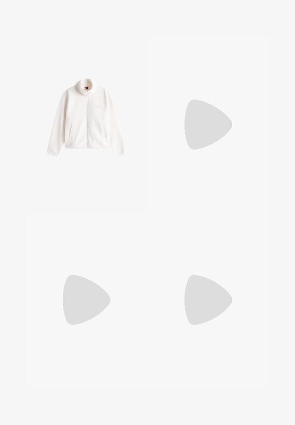 Fleece zip-up jas in gebroken wit met een hoge kraag, twee voorzakken en een subtiel logo op de borst. Zachte textuur en casual pasvorm.; Witte lange mouwen knoopshirt gemaakt van lichtgewicht stof. Heeft een voorzak, klassieke kraag en een subtiele textuur.; Marine cargobroek gemaakt van een katoenmix stof, met zijzakken, een rechte snit en een platte voorkant met knoopsluiting.; Tommy Hilfiger BASKET CORE - Sneakers laag - ecru/army green