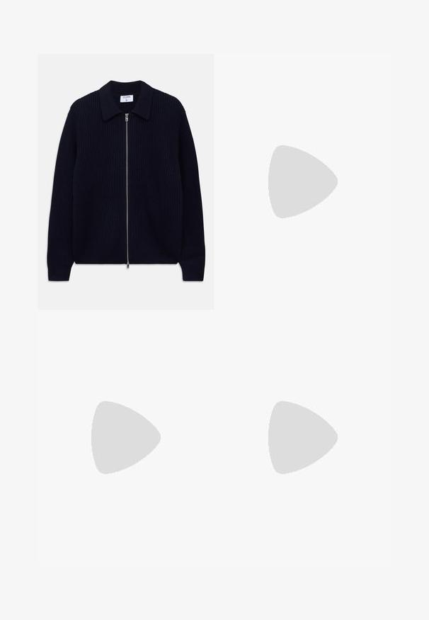 Mornarsko plava rebrasta pletena kardigan na zip s ovratnikom i dugim rukavima, položen na bijeloj pozadini.; Bijela košulja s dugim rukavima na dugme, izrađena od pamuka, s džepom na prsima s ton-sur-ton vezom, ovratnikom i dugmadi na manžetama.; Crne krojene hlače ravnog kroja, sa zatvaranjem na jedan gumb i petljama za remen. Glatka, mat tkanina bez uzoraka.; Crni kožni mokasini s glatkom teksturom, zaobljenim prstima i ukrasnom trakom preko prednjeg dijela. Niski slojeviti potplat, minimalistički dizajn.