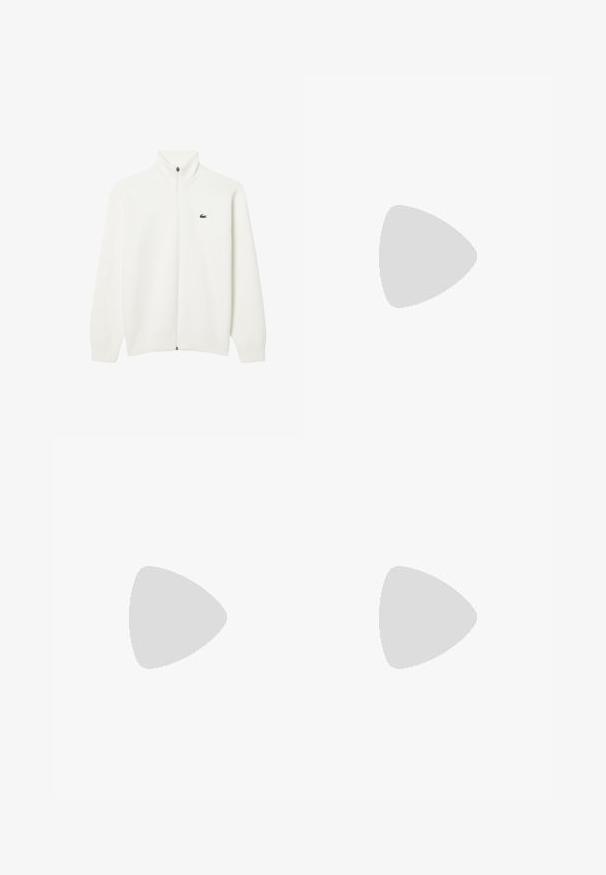 Maglione bianco a coste con zip e colletto alto, dotato di un piccolo logo verde sull'area del petto sinistro. Tessuto morbido, maniche lunghe e vestibilità dritta.; T-shirt bianco in cotone con scollatura rotonda, maniche corte e un piccolo logo ricamato che raffigura montagne e testo sul lato sinistro del petto.; Pantaloni in tessuto elasticizzato azzurro chiaro con vita elastica, cordoncino e design affusolato. Texture liscia e senza hardware visibile.; Sneaker bianco in pelle con punta rotonda, chiusura con lacci e accentuazione nera sul tallone. Presenta un piccolo logo di coccodrillo ricamato sul lato.