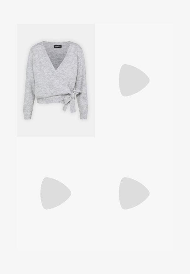 Halli kaelusega hall kootud sviiter, millel on pikad varrukad ja kohandatav nöör vööl. Valmistatud pehmest kudumismaterjalist, millel on peen tekstuur.; Kaks puuvillalist rinnahoidjat: üks helesandras ja teine must, õhukeste rihmadega ja V-kaelusega disainiga. Sildid on nähtavad sees.; Mustreeritud must seelik valgete ringidega, valmistatud pehmest kangast. Omab sirget lõiget ja allosas lõhet, mis tagab mugavuse liikumisel.; Mustad läikivad nahkpaatide kontsad, millel on terav nina, metallik accent varvaste peal ja õhukesed kitten kontsad. Sile tekstuur, minimalistik disain.