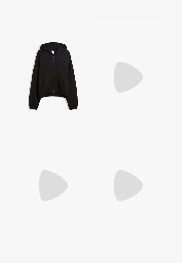 Schwarze Zip-Hoodie aus Baumwollmischung, mit großer Kapuze, Fronttasche und gerippten Bündchen in einem cropped Design.; Kurze Ärmel weißes T-Shirt aus weichem Baumwollmaterial. Rundhalsausschnitt und lockere Passform. Keine sichtbaren Muster oder Grafiken.; Schwarze, weite Hose aus glattem Material, ausgestattet mit vorderen Falten, einem Knopfverschluss und einem maßgeschneiderten Design für eine strukturierte Silhouette.; Weiße Sportschuhe mit schwarzen Akzenten, runder Zehenpartie, elastischen Riemen und strukturierten Gummisohlen. Puma-Logo auf der Vorderseite.; Schwarze Sonnenbrille mit ovalen Gläsern, glänzendem Kunststoffrahmen und schlanken Bügeln. Mit Ray-Ban-Logo in Weiß an der Seite.; Schwarze Leder-Crossbody-Tasche mit rechteckiger Form, verstellbarem Tragegurt, glatter Textur, minimalistischem Design und dezentem, geprägtem Markenlogo.