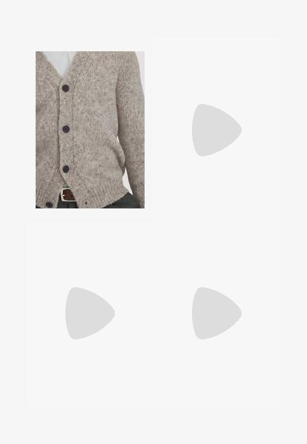 Lichtgrijze gebreide cardigan van zacht wol, met een V-hals, vier donkere knopen en een losse pasvorm met geribbelde randen.; Donkerblauw overhemd met korte mouwen en een diamantpatroon, gemaakt van gestructureerde stof, voorzien van een kraag en knopen aan de voorkant.; Witte katoenen mouwloze tanktop met een ronde halslijn en een gladde textuur. Eenvoudig ontwerp, geen patronen of accenten.; Grijze denimjeans met een rechte pasvorm, voorzien van vijf zakken, een glanzende knoopsluiting aan de voorkant en contrasterende stiksels langs de naden.; Zwarte leren Chelsea laarzen met elastische zijpanelen, een lus voor gemakkelijke aan- en uittrekken, en een robuuste rubberen zool met een gestructureerde grip.