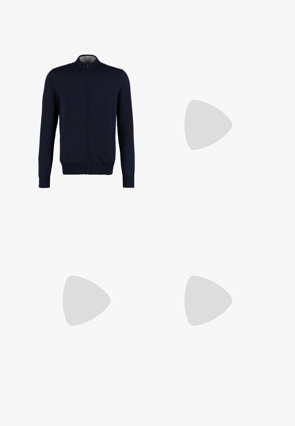 Gilet zippé bleu marine avec un col montant, des bords côtelés aux poignets et à l'ourlet, une texture lisse et des poches latérales. Design en tricot plat.; Chemise à rayures bleues et blanches à manches longues en coton, dotée d'un col boutonné, de boutons sur le devant et d'un petit logo brodé sur la poitrine.; Pantalon beige avec une texture lisse, coupe droite, deux poches arrière avec boutons, et une taille standard.; Baskets en suède bleu marine avec une silhouette basse, un bout rond et une semelle en caoutchouc beige contrastante. Présente des lacets ton sur ton et une doublure en textile douce.