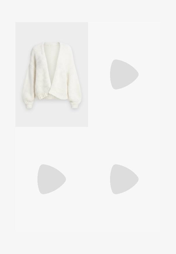 Hvid ribstrikket cardigan med åben front, faldskuldre og lange ballonærmer med tætsiddende manchetter.; Sæt med to langærmede toppe i hvid og sort. Ribbet tekstur, rund halsudskæring, tætsiddende design med let udvidede ærmer.; Hvide straight-leg jeans lavet af denim, med knaplukning, to frontlommer og rene syninger. Simpelt design uden synlige mønstre.; Hvide lærreds sneakers med en kraftig sål, rund tå og fem snørehuller. Bagstrop for nem påtagning. Glat tekstur, minimalistisk design.