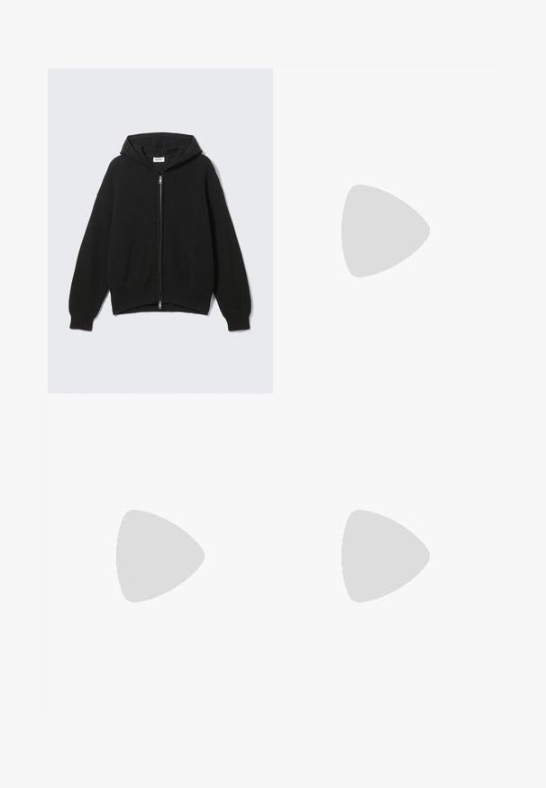 Črni pleteni pulover s kapuco in zadrgo, z rebrasto teksturo, širokimi rokavi ter sproščenim krojem. Ima srebrno zadrgo in mehko podlogo.; Svetlo siva polo majica s dugim rukavima, izdelana iz mehkega materiala, s belim ovratnikom in štiri gumbi. Gladka tekstura, sproščen dizajn.; PULL&BEAR MEGA BAGGY - Vrečaste kavbojke - light grey; Svetlo rjave anklne čizme iz semiša z črnim oblazinjenim ovratnikom, zlatimi kovinskimi očesci, belimi šivi in robustnim gumijastim podplatom s izrazitimi tredi.; Črna usnjena torba za ramo z zadrgo, ki ima teksturirano telo, belo šivanje in trak s srebrnimi luknjami.