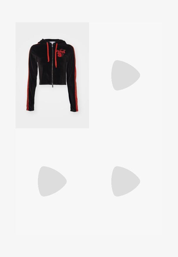 Schwarze Samt-Cropped-Hoodie mit rotem Reißverschluss, Kordeln und seitlichen Streifen. Verfügt über ein besticktes Logo auf der Vorderseite. Haptik: glatt.; Schwarzes Langarm-T-Shirt aus Baumwolle mit Rundhalsausschnitt. Verfügt über ein kleines weißes Logo auf der linken Brustseite. Einfaches Design und Passform.; Braune gerippte Schlaghosen mit einem Kordelzugbund und dekorativen Nähten an den Seiten. Weicher Stoff mit lockerer Passform.; Braune Leder-Mokassins mit Quastenakzenten, strukturierten Oberflächen und kontrastierenden gelben Nähten entlang der schwarzen Gummisohle. Seitenansicht.