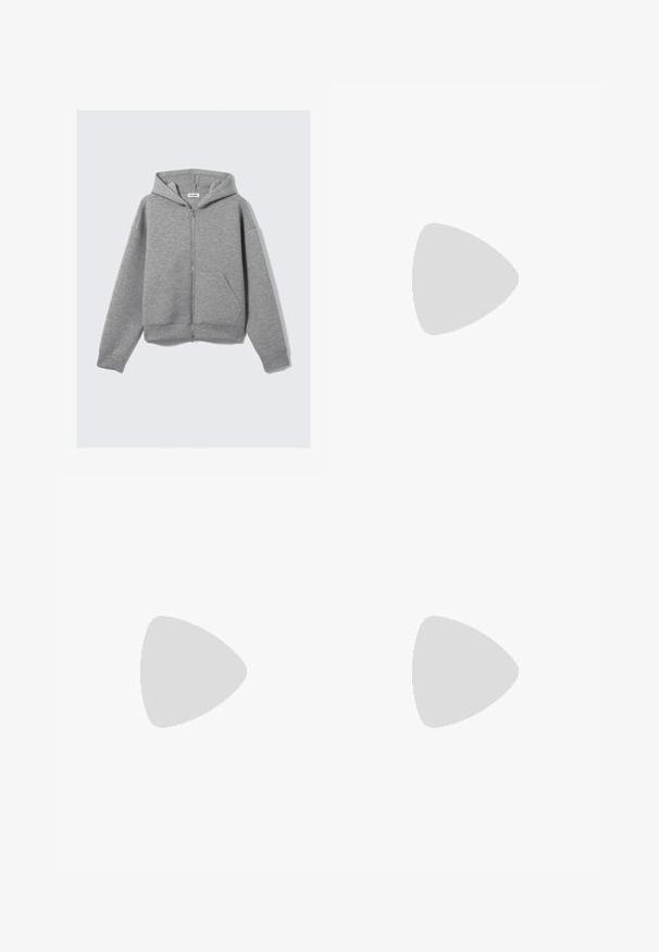 Haut à capuche zippé gris avec des manches longues, un cordon de serrage à la capuche, des poches avant et des poignets et un ourlet côtelés. Fabriqué dans un matériau doux avec une texture lisse.; Deux tops sans manches en gris foncé et marron, confectionnés dans un tissu lisse. Chacun a un col haut et une coupe ajustée avec des détails de coutures contrastés.; Weekday ASTRO LOOSE BAGGY - Jean baggy - ash black; Baskets en toile noires avec semelles en caoutchouc blanches, présentant des accents d'étoiles blanches et des lacets noirs, associées à un pantalon beige clair et crème.