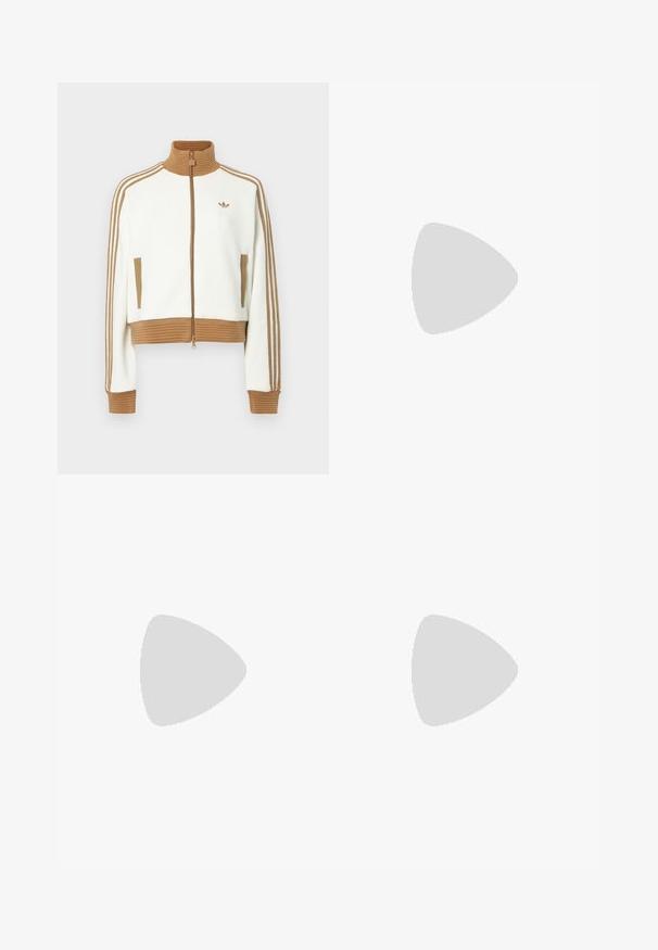 Biely skrátený kabát s rebrovaným hnedým golierom a manžetami. Obsahuje dve bočné vrecká a tri hnedé pruhy po stranách rukávov. Vyšívané logo.; Biely bavlnený tričko s modrými pruhmi Adidas na rukávoch, s logom Real Madrid na hrudi a dizajnom s okrúhlym výstrihom.; Béžové nohavice s širokými nohavicami a zigzagovými vzormi, s čiernym logom na páse a bočnými čiernymi pruhmi. Ľahká, textúrovaná látka.; Krémovo-fialové tenisky so tromi pruhmi a štruktúrovanou hnedou podrážkou, s šnúrkami a polstrovaným opätkom. Mäkký textilný zvršok.