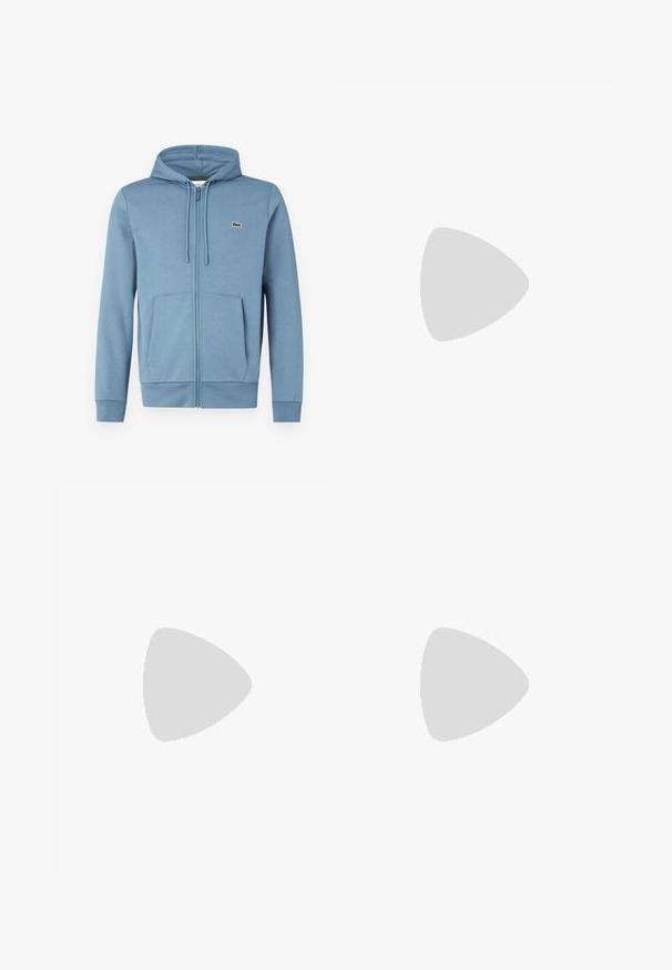 Felpa chiusa azzurra chiara realizzata in tessuto morbido. Presenta un cappuccio con coulisse, tasche frontali e logo del brand sul petto.; Polo shirt navy in cotone, con colletto classico, maniche corte e un discreto logo Lacoste ricamato sul petto.; Jeans in denim color crema con taglio dritto, dotati di due tasche frontali, chiusura con bottone e un brand discreto vicino alla vita.; Mocassini in suede color crema con suola in crepe bianca, caratterizzati da dettagli cuciti e rifiniture a fiocco, abbinati a jeans scuri.