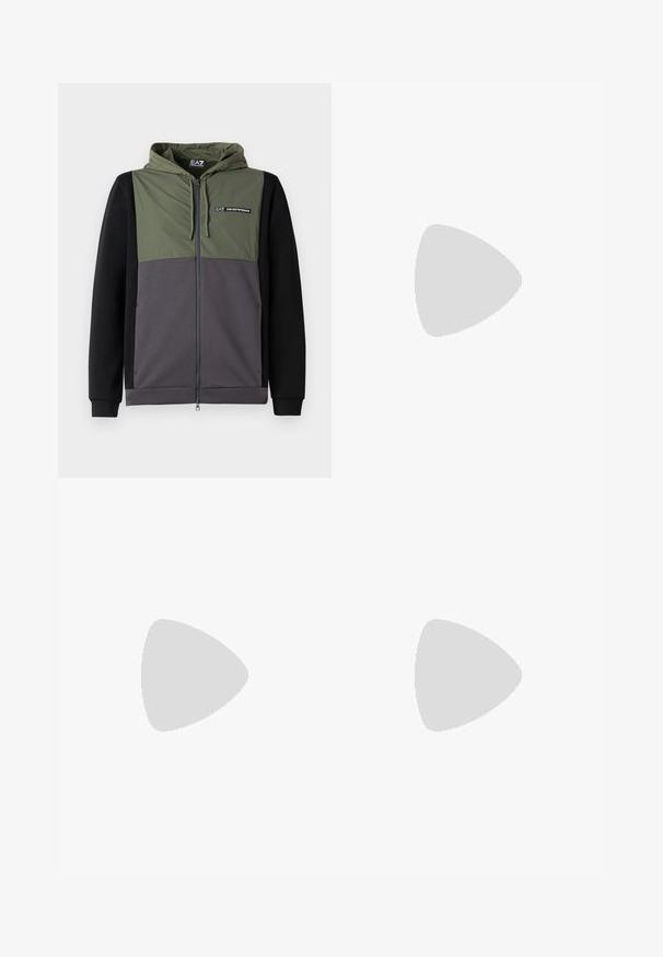 Pilnīgie rāvējslēdzēja džemperis ar zaļu, pelēku un melnu krāsu bloku dizainu. Iespējas ietver noņemamu kapuci, elastīgas aproces un logotipa akcentu uz krūtīm.; Olīvu zaļas garām piedurknēm krekls ar norādītu apkakli, priekšējo pogu aizdari ar kontrastējošām pogām un gludu, teksturētu audumu.; Melni bikses, izgatavotas no gludas auduma, ar uzkāpes priekšpusē, pogu aizdari un velkot piegriezumu pie potītes.; Melnas austas slaidu kurpes ar gludu ādas akcentu augšpusē, apaļas formas purngalu un zemas profila gumijas zoli.