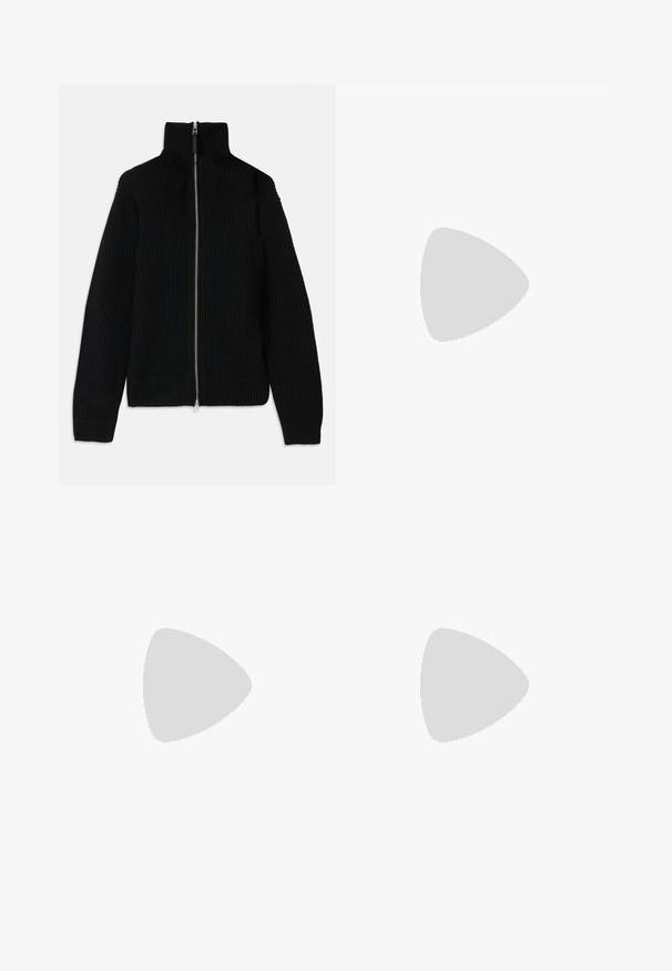 Schwarzer gerippter Strickpullover mit hohem Kragen, durchgehendem Reißverschluss und schmalen Bündchen. Strukturierte Oberfläche und schlanker Schnitt.; Weißes Langarm-Hemd mit Knöpfen aus Baumwolle, ausgestattet mit einer Brusttasche mit tonalem Stickerei, einem Kragen und Knopfmanschetten.; Schwarze maßgeschneiderte Hose mit geradem Bein, zwei Fronttaschen und einer doppelten Knopfverschluss an der Taille. Glatte Stoffoberfläche.; Schwarze Lederloafers mit glatter Textur, rundem Zehenbereich und einem dekorativen Riemen über dem Vorderfuß. Niedriger, gestapelter Absatz, minimalistisches Design.