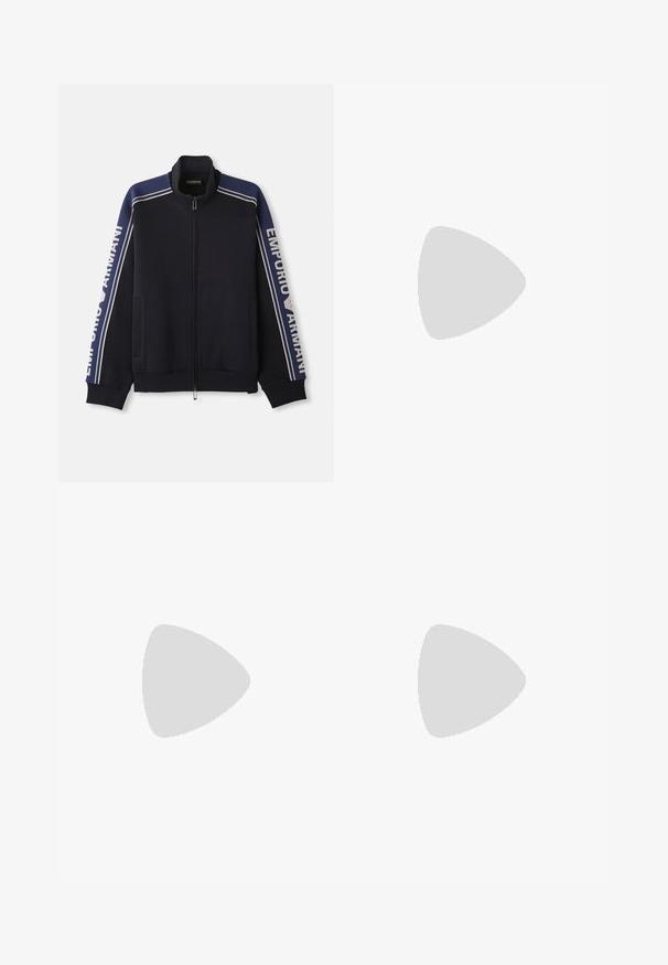 Giacca da track zip-up blu navy con doppie strisce beige chiaro sulle spalle e sulle maniche, testo "Emporio Armani" lungo entrambe le maniche.; Polo bianco a maniche corte, con rifiniture verdi lungo il colletto e la patta dei bottoni, e bottoni color crema, realizzato in un tessuto morbido.; Pantaloni jogger neri con strisce laterali blu, vita elastica con cordoncino, tasche laterali e polsini a coste.; EA7 Emporio Armani Sneakers basse - black/white