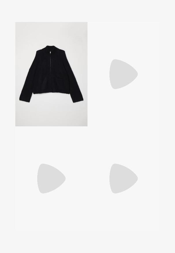 Holzweiler TINE FLUFFY CARDIGAN - Kardigán - black; Čierna košeľa s dlhým rukávom a golierom, s pokrčenou textúrou, plne gombíkovou prednou časťou a manžetami. Vyrobená z hladkého materiálu.; Džínsové nohavice v tmavomodrej farbe so strihom rovného nohu, s dvoma zadnými vreckami a kontrastným oranžovým prešívaním.; Hnedé semišové členkové topánky s elastickými bočnými panelmi, zaoblenou špičkou a hrubou gumovou podrážkou so štruktúrovaným vzorom.
