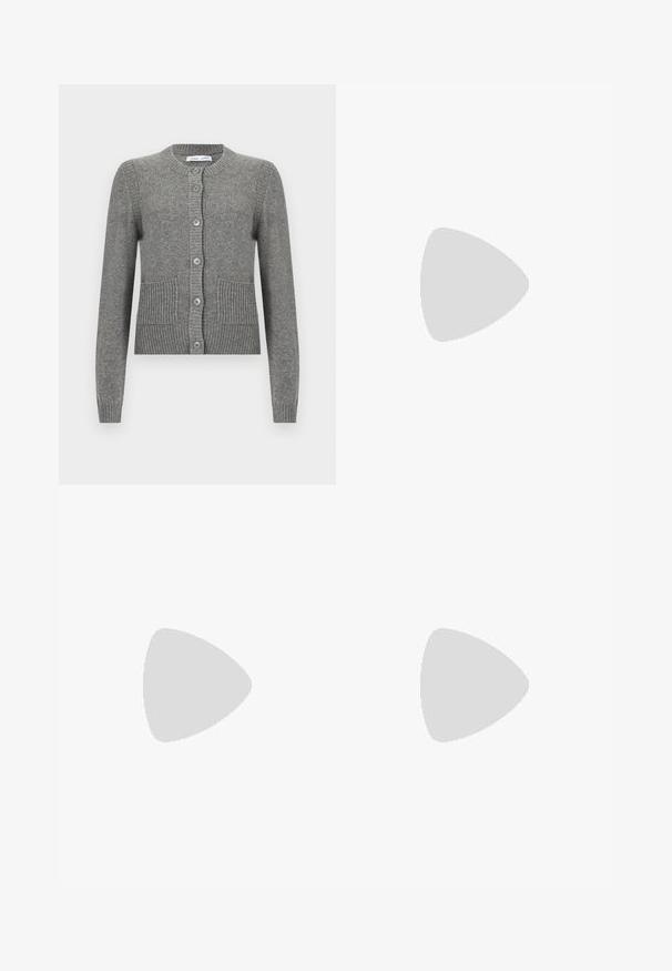 Cardigan grigio realizzato in tessuto lavorato a maglia, con maniche lunghe, collo rotondo, chiusura a bottoni e dettagli a coste, dotato di due tasche frontali.; Camicia a righe rosa chiaro con strisce verticali verdi e gialle, chiusura con bottoni e maniche lunghe con polsini a contrasto.; Pantaloni in denim nero a gamba larga con vita alta, dotati di tasche frontali, chiusura con bottoni e una texture leggermente sbiadita.; Mule in pelle nera con punta affilata e tacco basso a blocco. Texture liscia con un design elegante. Retro aperto con dettagli minimi.