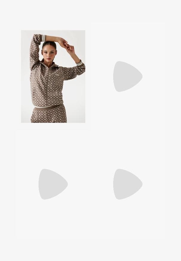 Sudadera con cremallera marrón y acentos blancos en patrón, que incluye capucha, puños acanalados y un diseño a juego en toda la prenda.; Camiseta blanca de manga corta con cuello redondo, corte relajado, hecha de suave tela de algodón. Textura lisa, sin estampados ni logotipos.; Leggings acampanados negros de canalé con cintura ajustada y tejido texturizado, que presentan una cinturilla suave y dobladillo acampanado.; Zapatos slingback negros con punta afilada, hechos de material suave, con un pequeño tacón y un acento decorativo plateado en el empeine.