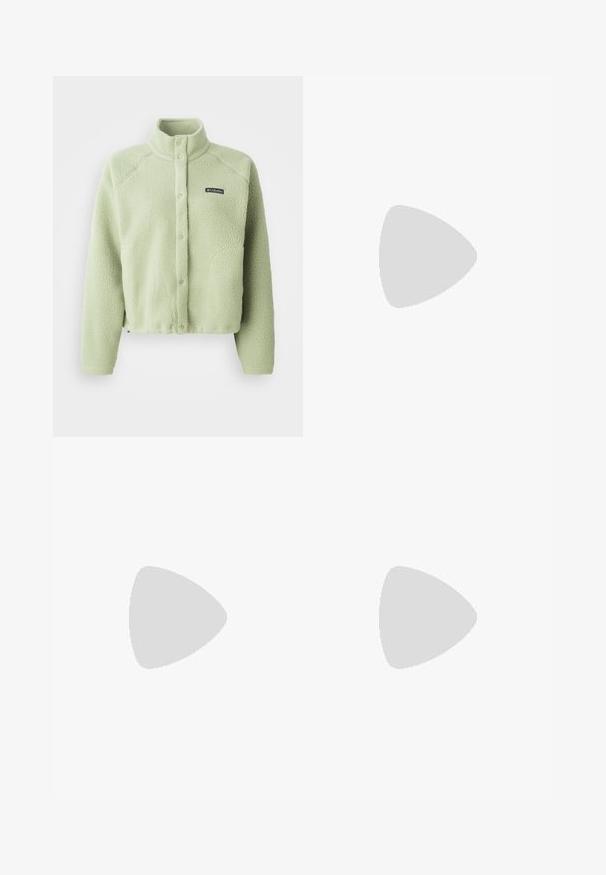 Hellgrüne Columbia-Fleecejacke mit Druckknöpfen, hohem Kragen, langen Ärmeln und Logo-Patch auf der Brust.; Weißes Baumwoll-T-Shirt, kurze Cropped-Design, kurze Ärmel, runder Halsausschnitt, mit einem kleinen schwarzen Logo auf der linken Brust.; Weiße Cargo-Hosen aus Denim mit lockerer Passform, Seitentaschen und sichtbaren Nähdetails. Schlichte Vorderseite mit Knopfverschluss.; Rosa Wildleder-Sneaker mit drei gelben Streifen, runder Spitze und strukturiertem Gummisohle. Niedriges Profil mit gepolstertem Kragen.