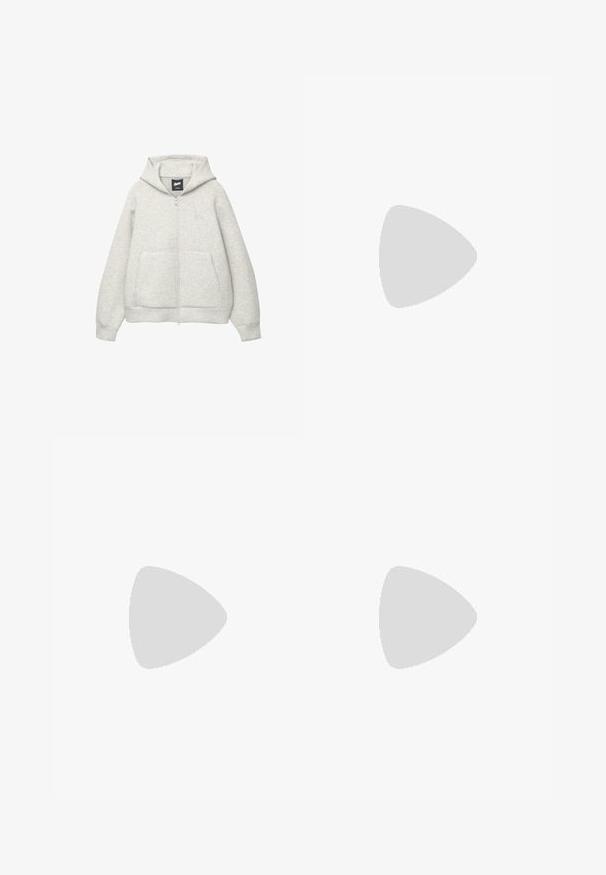 Grå zip-up huvtröja av mjukt material med en framficka, justerbar huva och en liten logga på bröstet.; Två svarta bomull t-shirts med korta ärmar, rund halsringning och en mjuk textur, visas staplade tillsammans.; Ljusblå denimshorts med rak skärning. Har två bakfickor och synlig sömnad. Slät textur, klassisk femfickdesign.; Tan mockasins ankelstövlar med svart vadderad krage, guldmetallöglor, vit sömdekor och slitstöt gummisula med utmärkta mönster.