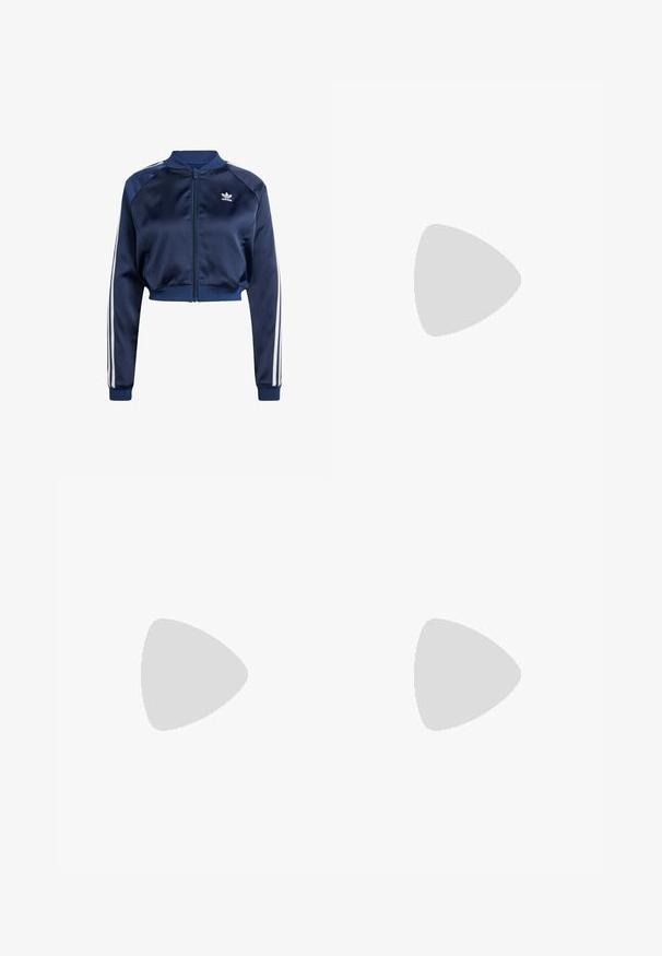 Marineblaues Satin-Bomberjacke mit weißen Dreistreifenakzenten, gerippten Bündchen und Saum, Frontreißverschluss und gesticktem Logo auf der linken Brust.; Gestreiftes Croptop in Orange und Hellblau, mit geripptem Stoff, rundem Ausschnitt und gewelltem Saum. Kleines diamantförmiges Logo auf der Vorderseite gestickt.; Weite Hose aus glänzendem grauem Material, ausgestattet mit weißen seitlichen Streifen und einem Flammenmuster an den Unterschenkeln. Knopf- und Reißverschlussverschluss an der Taille.; Cremfarbene Sneaker mit blauen Wildlederstreifen, weißen Schnürsenkeln und einer Gummisohle. Kombiniert mit grauen Jogginghosen mit weißen Seitenstreifen.