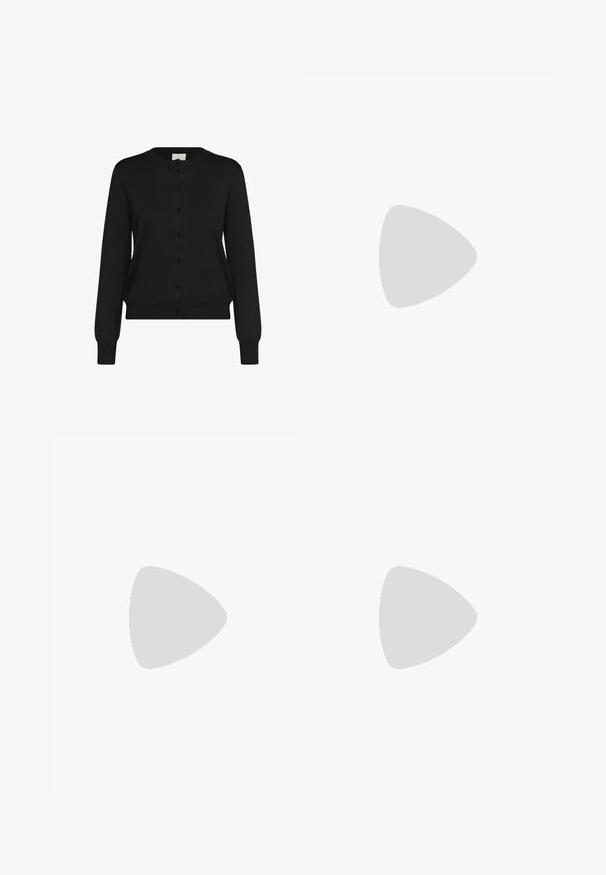 Svart kofta gjord av mjukt tyg, med långa ärmar, rund halsringning och en knappstängning fram med sex matchande knappar.; Svart satin camisole med en spets V-ringning och tunna axelband, bärs med mörkblå jeans, mot en neutral bakgrund.; Svarta capribyxor tillverkade av stretchigt tyg. Har framfickor, ett midjeband med metallknapp, och sydda detaljer.; Mango Tåsandaler - black