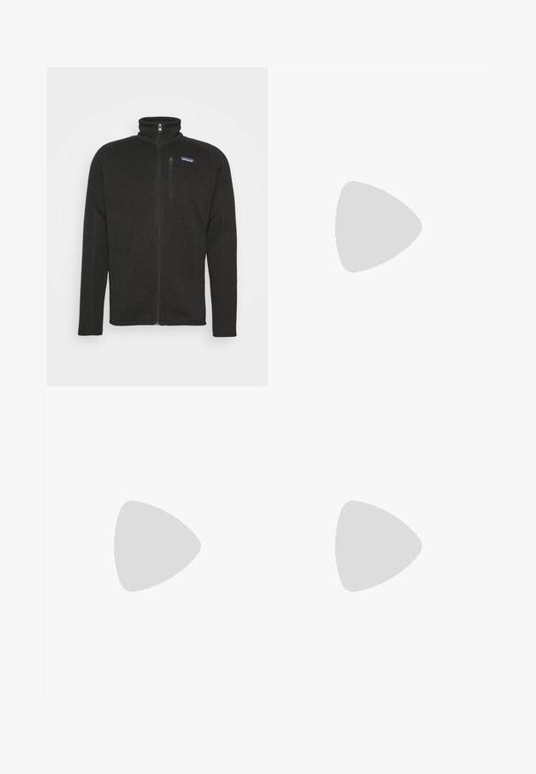 Svart fleecejacka med hög krage, hel dragkedja, sidofickor och en liten logotyp på bröstet. Texturerat material.; Svart bomulls t-shirt med korta ärmar, rund hals och en liten vit "Patagonia"-logga på bröstet. Enkelt, odekorerat design.; Marinblå shorts i mjukt tyg, med knappstängning, bälteshällor och raka ben med sydda fållar.; Bruna vattentåliga sneakers med en strukturerad ovandel, perforerade detaljer, svart hälstöd och en grå gummisula. Snörningen har metalliska ändar.