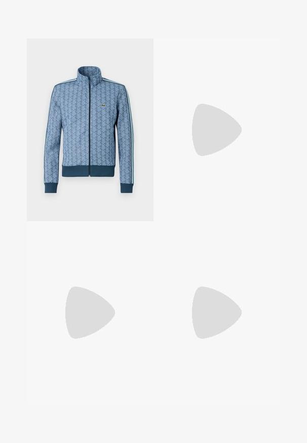 Blaues Kapuzenshirt mit geometrischem Muster, gerippten Ärmelbündchen und Saum sowie kontrastierenden Seitenstreifen. Verfügt über ein kleines Logo auf der Brust.; Navyblaues Poloshirt aus weichem Material, kurze Ärmel, klassischer Kragen, Knopfleiste mit drei Knöpfen und entspannte Passform.; Dunkelgraue Denim-Jeans mit geradem Schnitt, fünf Taschen, einem Frontknopfverschluss und subtilen Verfärbungen auf dem Stoff.; Lacoste Sneaker in Dunkelgrau aus Mesh und Synthetikmaterial, mit einer strukturierten Sohle und braunen Akzenten am Kragen und Logo.