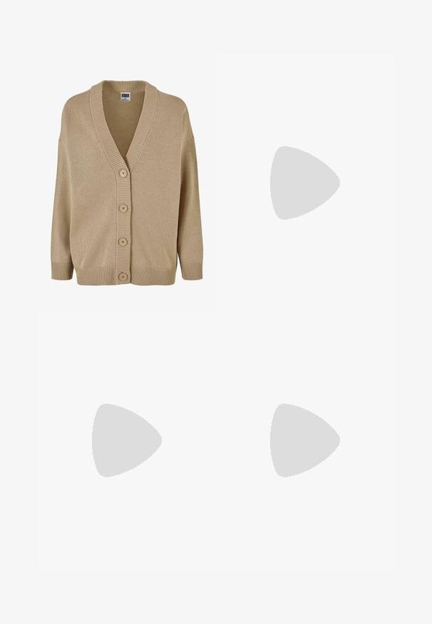 Cardigan beige lavorato a maglia con scollo a V, colletto a coste e chiusura con cinque bottoni. Presenta maniche larghe e un motivo di tessuto texturizzato.; Blusa bianca in tessuto morbido, con colletto alto arricciato, chiusura frontale con bottoni e maniche lunghe con polsini arricciati.; Jeans in denim grigio con taglio dritto, dettagli sfilacciati, cinque tasche e rivetti in rame. La cintura presenta un'etichetta con il logo.; Scarpe sportive con tomaia in pelle bianca, punta in suede grigia e tre strisce nere. Presentano un logo blu sulla linguetta e una suola in gomma testurizzata.; Borsa a mano beige con motivo, con accessori dorati, tracolla in pelle e dettaglio in catena. Presenta una chiusura con zip e un dettaglio del logo sul davanti.