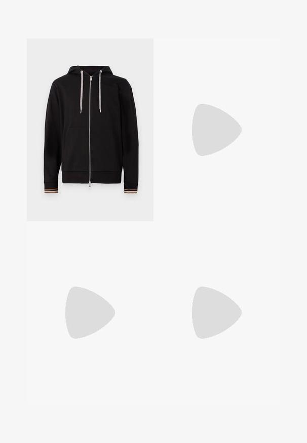Černá mikina na zip vyrobená z měkké látky, se stahovací kapucí, předními kapsami a proužkovanými akcenty na manžetách.; Bílá košile s dlouhým rukávem a límcem na knoflíčky, vyrobená z lehkého materiálu. Na spodní straně se nachází nenápadná značka v červené barvě.; Černé kalhoty vyrobené z tkané látky, s přizpůsobeným střihem, plochým předním dílem, bočními kapsami a rovnými nohavicemi.; Černé kožené pánské mokasíny s detailem kovové spony, s nízkým podpatkem a s logem na podrážce, zobrazené z boku na bílém pozadí.