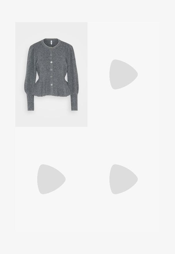 Grau gestrickte Strickjacke mit rundem Halsausschnitt, langen Ärmeln und fünf großen Knöpfen auf der Vorderseite. Besitzt einen Peplum-Saum und gerippten Textur.; Even&Odd Petite 2 PACK - T-Shirt basic - white/black; ONLY Petite ONLMADISON BLUSH WIDE - Wide Leg - dark blue denim; Schwarze Stiefeletten mit glänzender Oberfläche, quadratischer Zehenpartie und dicker Blockabsatz. Das Design zeichnet sich durch eine nahtlose Silhouette und minimalistische Markenkennzeichnung aus.; Silberne Metall-Hoops Ohrringe mit gebürsteter Oberfläche, die ein kreisförmiges Design aufweisen und mit einem klaren Steckverschluss für einen sicheren Halt ausgestattet sind.