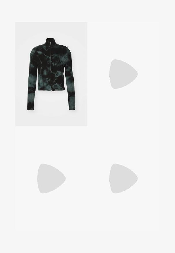Skraćena jakna na zip u tamnozelenoj i crnoj tie-dye nijansi. Rebrasta tekstura, visoki ovratnik i duge rukave. Detalj srebrnog zatvarača.; Dva bezrukavnih topa u tamnosivoj i smešanoj boji, izrađeni od glatkog materijala. Svaki ima visoki ovratnik i uski kroj sa kontrastnim detaljima šavova.; Tamnozelene samte hlače ravnog kroja, s kopčanjem na gumb, omčama za remen i teksturiranom rebrastom tkaninom.; Cipele s vezicama izrađene od teksturirane sive tkanine s crnim naglascima, debelim gumastim potplatom i bijelim detaljima šivanja. Dizajn s okruglim vrhom.