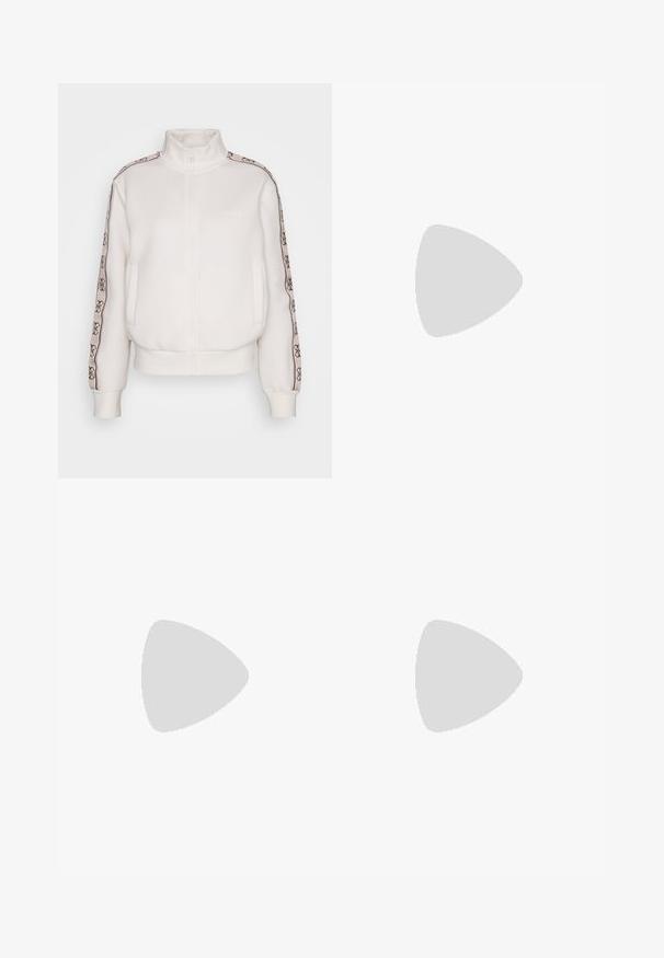 Witte zip-up sweatshirt met hoge kraag, gemaakt van een zachte stof. Heeft een logo en een decoratieve band langs de mouwen in contrasterende tinten.; Lichtblauwe geribde sportbeha met een aansluitend ontwerp, brede banden en een racerback-silhouet. Zachte textuur en naadloze band aan de onderkant.; Witte sweatpants met elastische tailleband, trekkoord en zijzakken, weergegeven tegen een simpele achtergrond.; Witte platform sneaker met quilted zijkanten, metallic "Guess" logo, vetersluiting aan de voorkant en dikke zool met subtiele beige streep en gouden accent.