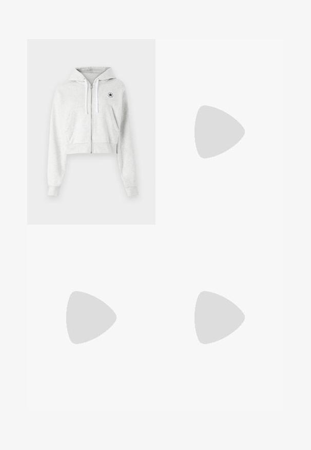 Grijze cropped hoodie gemaakt van zacht materiaal, met een voorrits, witte trekkoorden en een ronde logo patch op de linkerborst.; Zwart cropped t-shirt van katoen, met korte mouwen, een ronde halslijn en een klein wit logo op de linkerborst.; Wijdgesneden denim jeans van middelzware blauwe katoenstof. Bevat een klassieke vijf-pocket ontwerp en een ritssluiting met knoopsluiting.; Witte leren sneaker met beige suède accenten, geperforeerde neus, platte veters en een gestructureerde crèmekleurige zool. Heeft subtiele branding op de hak.