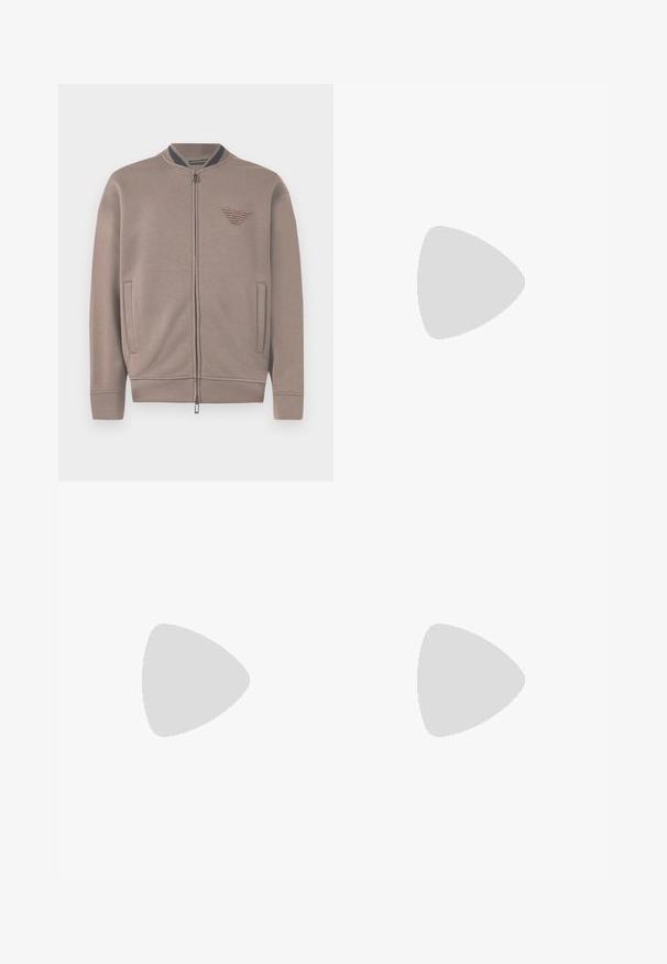 Hellbraunene Zip-Up-Sweatshirt mit geripptem Kragen, seitlichen Taschen und einem geprägten Logo auf der Brust. Weicher Stoff und lässige Passform.; Dunkelblaues kurzärmeliges T-Shirt mit Rundhalsauschnitt, das an Kragen und Ärmeln mit hellblauen Akzenten versehen ist. Hergestellt aus weichem Baumwollstoff.; Paul Smith TAPERED TROUSER - Stoffhose - indigo; Helle beigefarbene Leder-Sneaker mit flachen Schnürsenkeln, einer strukturierten Oberfläche und einer kontrastierenden, cremefarbenen Gummisohle, kombiniert mit schwarzen eng geschnittenen Hosen.