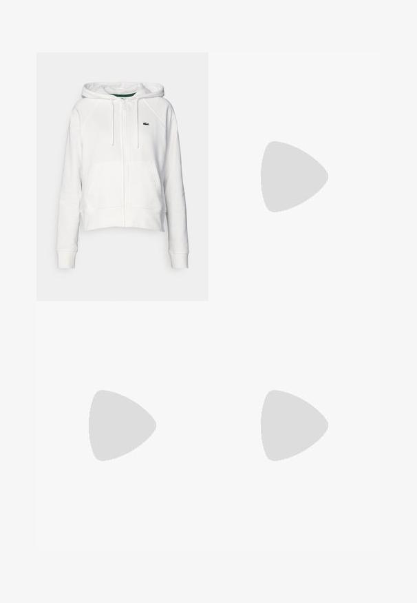 Witte geknipte hoodie van zachte stof met een rits aan de voorkant, twee zakken en een klein groen logo op de linker borst.; Witte katoenen T-shirt met een ronde hals en korte mouwen. Bevat een groen geborduurd logo op de borst. Zachte textuur, losse pasvorm.; Bruine geplooide broek met wijde pijpen en een elastische tailleband. Gemaakt van lichtgewicht stof, met verticale strepen voor textuur en flow.; Beige suède sneaker met witte accenten en rubberen zool. Beschikt over een verhoogd logo aan de zijkant en contrasterende beige veters. Klassiek ontwerp.