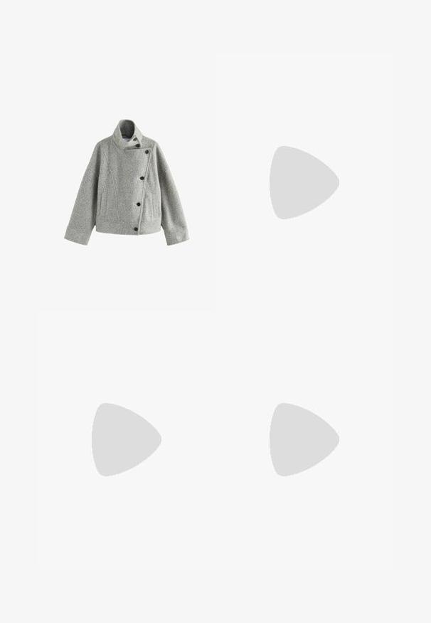 Veste en laine grise avec un col haut, fermeture frontale diagonale et cinq boutons noirs. Comprend des poches latérales et des coutures structurées.; Haut blanc ajusté en tissu côtelé avec des manches courtes et des détails froncés sur les côtés pour ajouter de la texture et de la forme.; Jean large blanc en denim. Comprend une fermeture à bouton, des poches avant et arrière, et des coutures. Texture lisse avec un minimum de détails.; Des sneakers en daim rose clair avec des rayures et des lacets blancs, dotés d'une languette texturée et d'une semelle en gomme, posées sur un tapis bleu.
