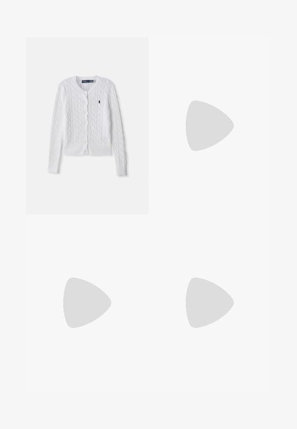 Weißer Strickcardigan mit Rundhalsausschnitt, mit einer Knopfleiste in der Vorderseite und gerippten Bündchen sowie Saum. Kleines Logo auf der Brust.; Schwarzes Baumwoll-T-Shirt mit Rundhalsausschnitt, kurzen Ärmeln und einem weißen gestickten Logo auf der linken Brust. Glatte Textur, lässiges Design.; Blaue Jeans aus Denim mit geradem Schnitt, ausgestattet mit einem aufgerissenen Loch am rechten Knie und einem ausgewaschenen Look. Fünf-Taschen-Design mit kontrastierendem Stich.; Polo Ralph Lauren CALFSKIN PENNY LOAFER - Slipper - black; Schwarze Leder-Halbmondtasche mit einem goldenen Hardware-Akzent und einem Reißverschluss. Über einem grauen Pullover quer über den Körper getragen.