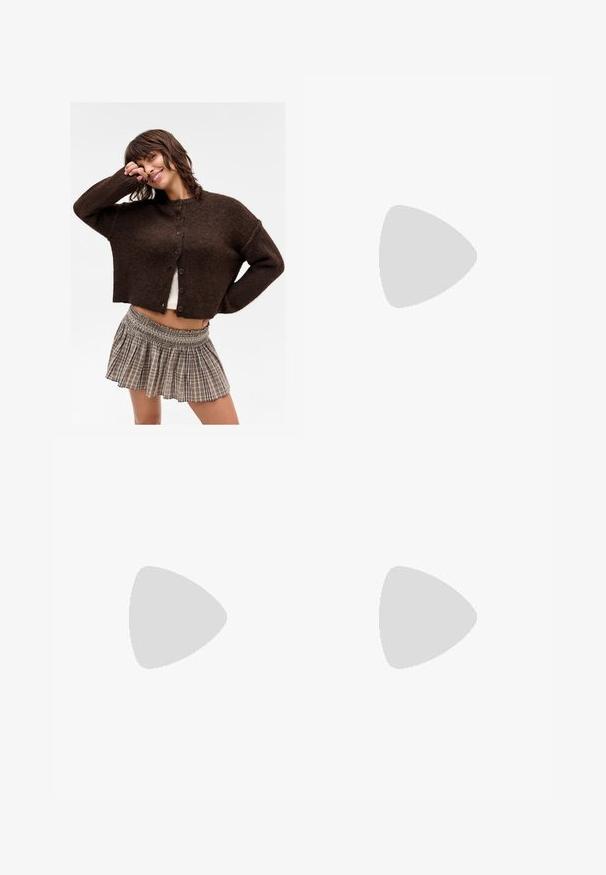 Brun croppad cardigan i texturerad stickning med knappar framtill. Kombinerad med en rutmönstrad plisserad minikjol.; Kortärmad skjorta med blå och vita vertikala ränder och strukturerad yta, spetsig krage och en knapp vid ärmslut.; Grå veckad kjol med ett utstickande snitt, tillverkad av mjukt tyg. Har vertikala veck och en slät midja för en figurnära look.; Bruna lädersko med båtstil, guldögon, runda skosnören och en texturerad brun gummisula. Har sydda detaljer och en upphöjd logotyp.; Svart texturerad tygväska med en enda vriden rem, med en puffig form och samlad ytdesign.