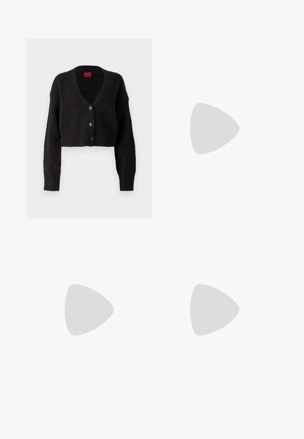 Cardigan nero corto realizzato in tessuto a maglia testurizzato, con scollatura a V profonda e quattro bottoni neri lungo la parte anteriore.; T-shirt bianco a maniche corte realizzato in morbido cotone, con scollo a girocollo e forma aderente. Senza motivi o decorazioni visibili.; Pantaloni neri a gamba larga con vita alta, dotati di pince, chiusura con bottone e una texture liscia. Adatti per diverse occasioni.; Scarpa flat slingback con motivo in pelle di serpente testurizzata, dotata di punta allungata, lati aperti e suola nera bassa. Prevalentemente beige e marrone.; Occhiali da sole neri oversize con lenti ovali, montatura in plastica liscia e accenti dorati sulle tempie. Le lenti scure offrono protezione dal sole.