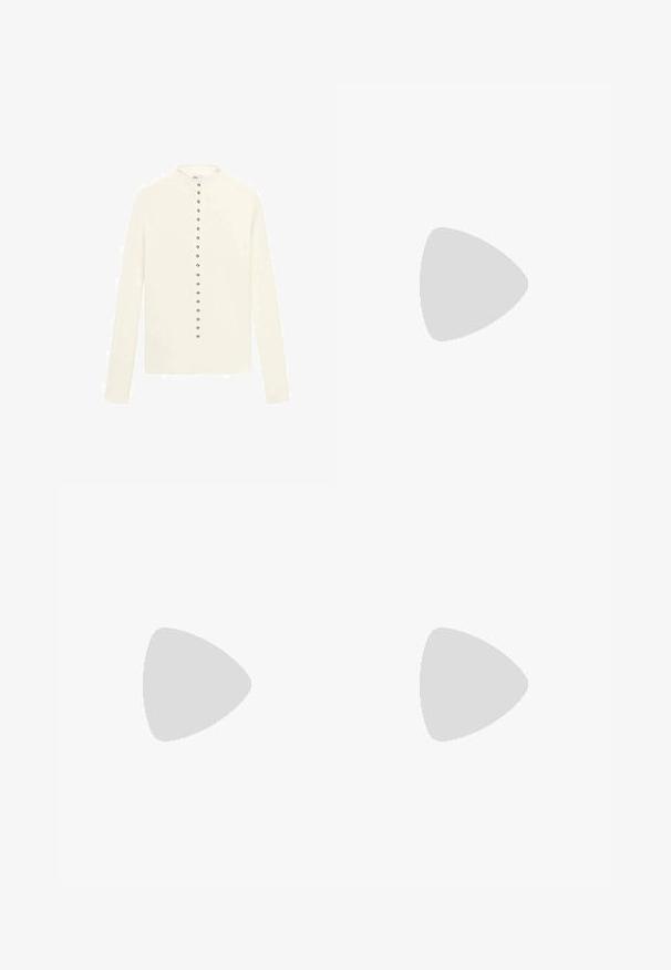 Krämfärgad långärmad cardigan med rund hals och en rad av metallknappar i mitten. Slät textur, inga mönster.; Vit kortärmad topp med rund halsringning. Har samlad struktur längs sidorna och en figurnära silhuett, tillverkad av mjukt, stretchigt material.; Vita vida byxor i vid passform gjorda av ett lättviktsmaterial. Har en elastisk midja med dragsko och sidofickor. Slät textur.; Ljusrosa mockaskor med vita ränder och snören, med en strukturerad tunga och en gummisula, placerade på en blå matta.