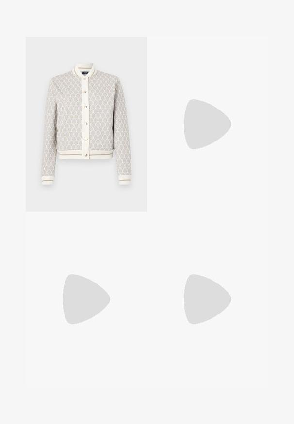 Leichte, gemusterte Bomberjacke in Creme und Beige mit blauen Akzenten. Verfügt über einen gerippten Kragen, Bündchen und eine Knopfverschluss.; Marineblaues langärmliges Rollkragenshirt mit gerippter Textur, das ein kleines Logo auf der Brust trägt, mit einem figurbetonten Design und Rundhalsausschnitt.; Schwarze, weit geschnittene Jeans aus Denim mit hoher Taille, zwei vorderen Taschen und goldenen Hardware-Akzenten am Taillenbund.; Schwarze Lederloafers mit glatter Oberfläche, genähten Details um die Zehen und einer niedrigen Gummisohle. Kombiniert mit weiten schwarzen Hosen.