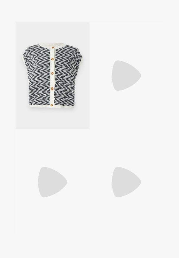 Gebreide cardigan met een visgraatpatroon in marineblauw en crème. Heeft korte mouwen, een ronde halslijn en een sluiting met gouden knopen.; Witte gecropte T-shirt, korte brede mouwen, zachte katoenmaterialen, ronde halslijn met subtiele oranje rand, minimalistisch ontwerp, geen patronen of graphics.; Zwarte wijde broek van katoen, met een hoge taille, grote zijzakken en een ceintuur met zilverkleurige accenten.; Beige blockhak sandalen met dunne bandjes en een vierkante neus. Glad materiaal met minimale details, ontworpen voor eenvoudig dragen.; Zwarte leren handtas met een gestructureerd ontwerp, featuring een verkorte vorm, bovenhandvat en gouden hardwareaccent. Inclusief verstelbare schouderband.