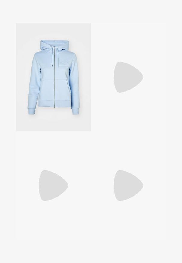 GANT TONAL SHIELD ZIP HOODIE - Jaka ar rāvējslēdzēju - calming blue; Balta kokvilnas T-kreklu ar īsām piedurknēm, ar melnu tekstu "Calvin Klein Jeans" uz priekšpuses. Ar apaļu kakla dizainu, gluda tekstūra.; Baltas, plaša kāju bikses, izgatavotas no viegla auduma, ar gludu tekstūru, tīrām līnijām un augstu jostasvietu.; Baltā zema topa sporta apavas ar melnu papēža cilni, platformas zoli, auklēm un Calvin Klein "CK" logo sānos.