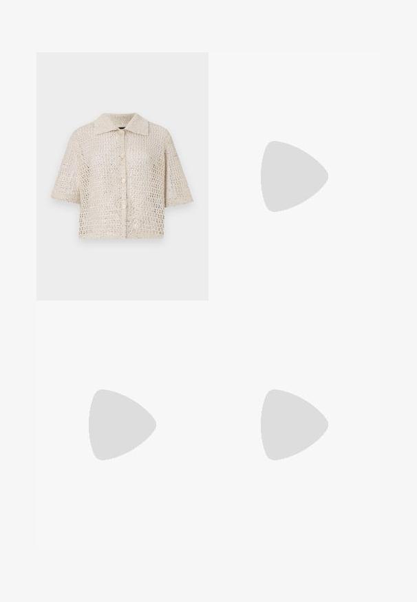 Beige korte mouw, gebreid shirt met een kraag, met een losse weefstructuur en knoopsluiting,accentueert met kleine reflecterende details.; Witte katoenen T-shirt met een ronde halslijn en korte mouwen. Heeft een cirkelvormig tekstontwerp in kleine stippen met de tekst "Pepe Jeans London."; Zwarte, uitlopende broeken met een soepele textuur, een middelhoge tailleband en zijzakken. Eenvoudig ontwerp zonder patronen of versieringen.; Converse CHUCK TAYLOR ALL STAR LIFT - Sneakers hoog - white/black