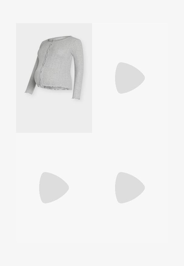 Szürke bordázott kismama kardigán kerek nyakkivágással, gombos elülső résszel és fodros szegélyrészletekkel. Hosszú ujjú és testhezálló fazonú.; Fekete bordás crop tank top kerek nyakkivágással és ujjtalan dizájnnal. Puha, rugalmas anyagból készült, tiszta, lekerekített szélű részletekkel.; Világos bézs színű, puha anyagból készült melegítőnadrág, elasztikus derékrésszel, bokánál szűkített szárakkal és egy kis fehér logóval az oldalon.; Fehér sportcipők ezüst kiegészítőkkel, hálós anyagból, és masszív dizájnnal. Fehér zoknikkal párosítva, melyeken fekete chevron minták találhatók.