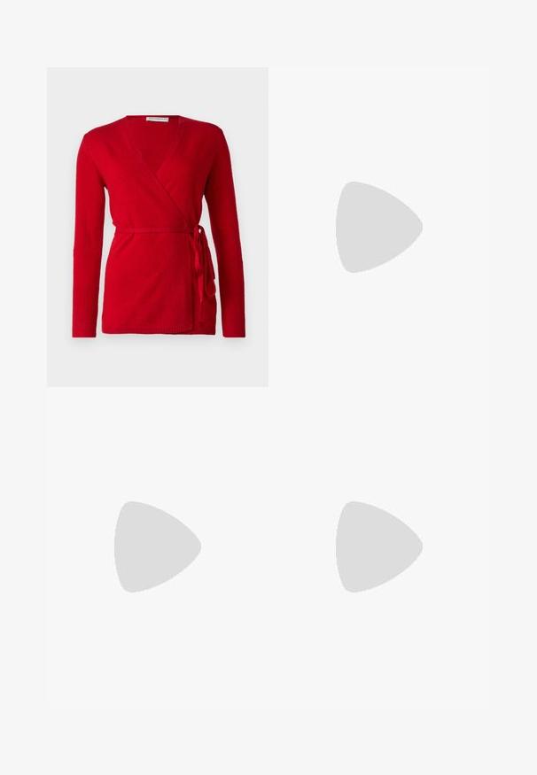 pure cashmere WRAP CARDIGAN - Casaco de malha - lipstick red; T-shirt branca de manga curta feita de algodão macio. Apresenta um decote redondo e um corte descontraído. Design limpo sem padrões ou detalhes visíveis.; Calças brancas, ajustadas, com um design de perna reta, apresentando um fecho de botão, passantes para cinto e bolsos laterais; textura de tecido suave.; Sapatilhas slingback de cor rosa pálido com bico fino, feitas de um material semelhante a couro liso. Apresentam detalhes recortados nas laterais e um salto plano.