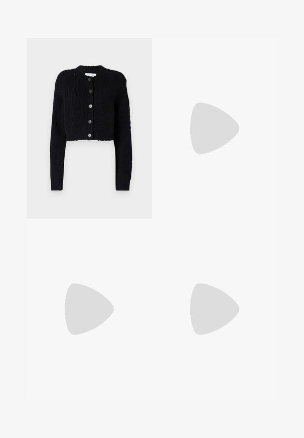 Samsøe Samsøe MERYEM  - Gilet - black; Débardeur blanc court en tissu lisse. Il possède de larges emmanchures, un col rond et des bords nets sans motifs ni embellissements visibles.; Shorts en denim bleu foncé, avec un design à cinq poches, une coupe droite et des accents de surpiqûre visibles. Texture lisse et taille mi-haute.; Baskets de sport en cuir noir avec des rayures blanches, bout rond, semelle plate et fermeture à lacets. Comprend des perforations pour la respirabilité.; Sac en tissu noir avec une seule sangle large pour l'épaule. Forme douce et semi-structurée, texture lisse ; design minimal, sans matériel visible.