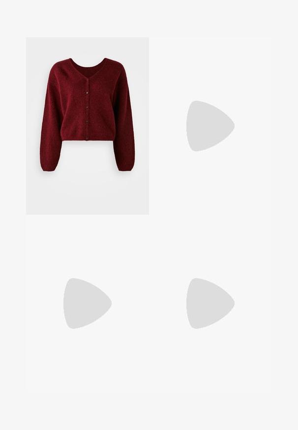 Zkrácený burgundský kardigan vyrobený z nadýchaného materiálu s výstřihem do V, zapínáním na knoflíky a dlouhými, volnými rukávy.; Bílá košile na knoflíky vyrobená z hladké bavlny, s klasickým límcem, dlouhými rukávy a zakřiveným spodním lemem. Knoflíky jsou malé a bílé.; Hnědá bavlněná sukně ve stylu A s vysokým pasem, se sklady na přední straně a hladkou texturou. Lemování je čisté a jednoduché.; Burgundské lakové baleríny s kulatou špičkou, malou mašlí vpředu a nízkou černou gumovou podrážkou. Hladký povrch.