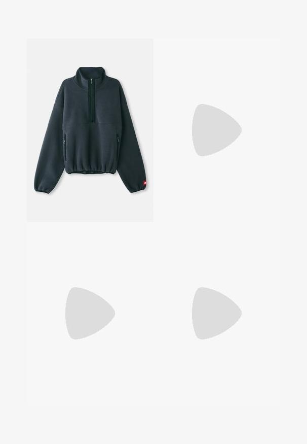 Mørkegrå fleecepullover med høy krage, halv glidelås foran, elastisk hem og glidelåslommer på siden. Har en strukturert overflate.; Svart bomull t-skjorte med korte ermer, rund hals og en liten hvit logo på venstre bryst. Enkel design, glatt tekstur og avslappet passform.; Sorte idrettsbukser laget av lett stoff, med snor i livet, sidelommer og smale mansjetter ved anklene.; Svart utendørs sneakers med overdel i semsket skinn, teksturert gummisåle og solid snøresystem. Har forsterket hæl og merkevarelogo på siden.